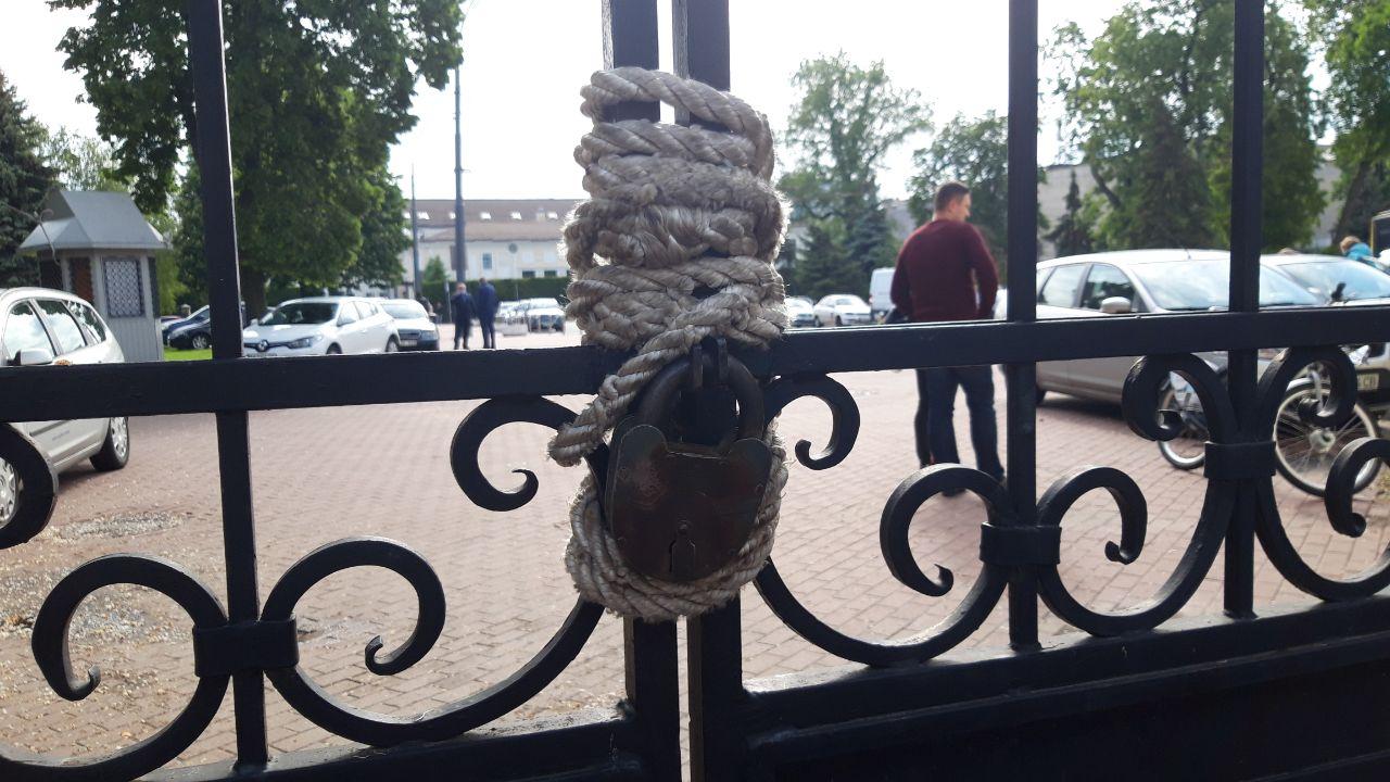 ворота музея Гончара закрыли