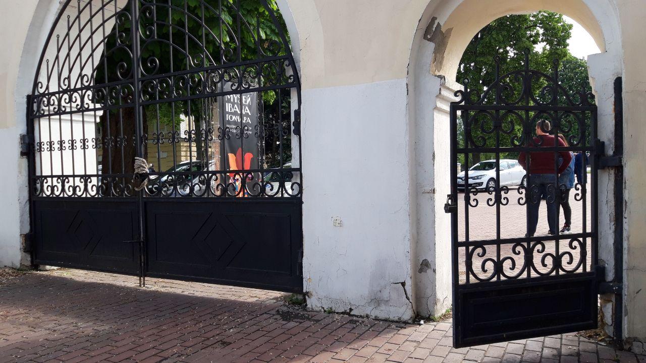 поддержка Порошенко закрыла ворота музея Гончара