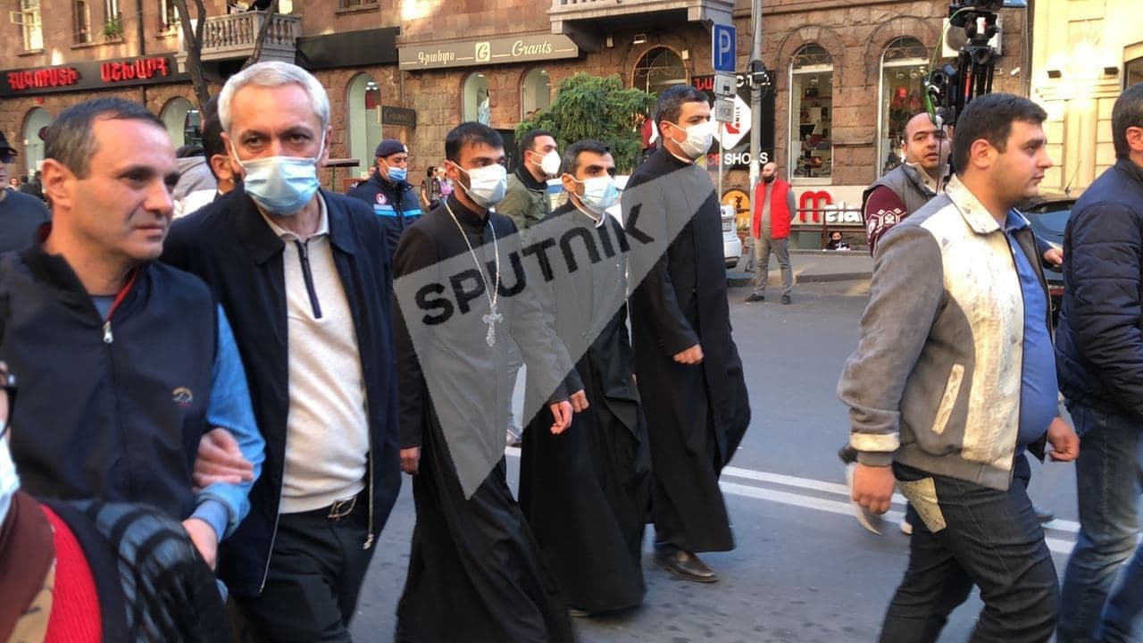 В митинге армянской оппозиции участвует духовенство. Фото Спутник Армении