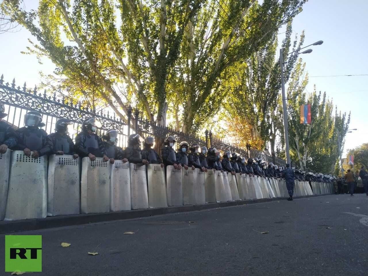 Митинг у парламента Еревана, полицейский кордон, фото RT на русском