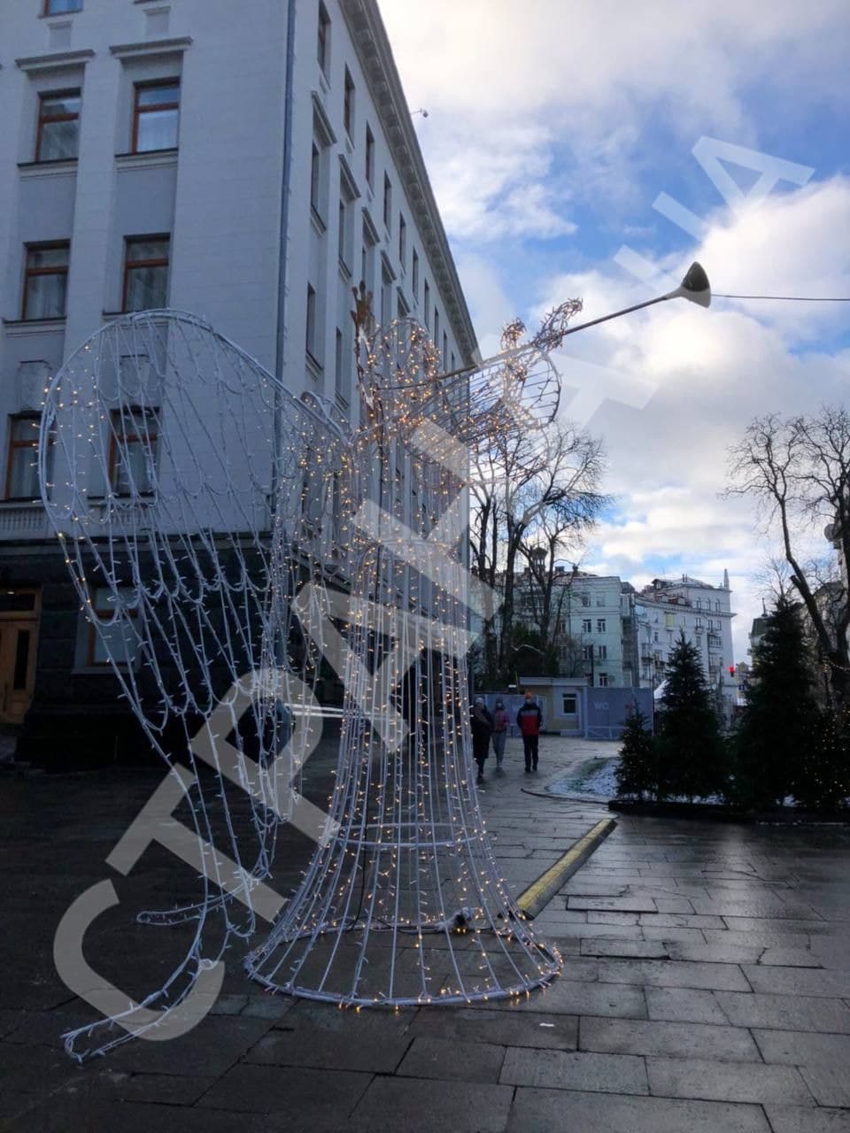 На Банковой появились прошлогодние ангелы. Фото