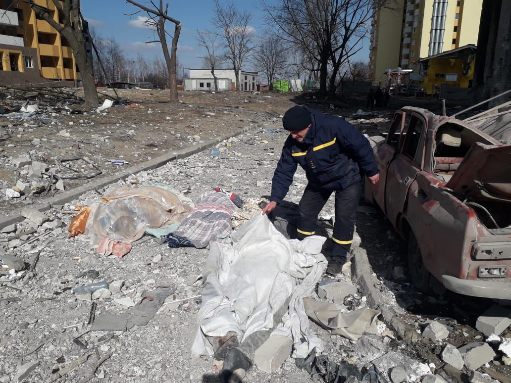 В Чернигове спасатели достали из-под завалов общежития 5 человек