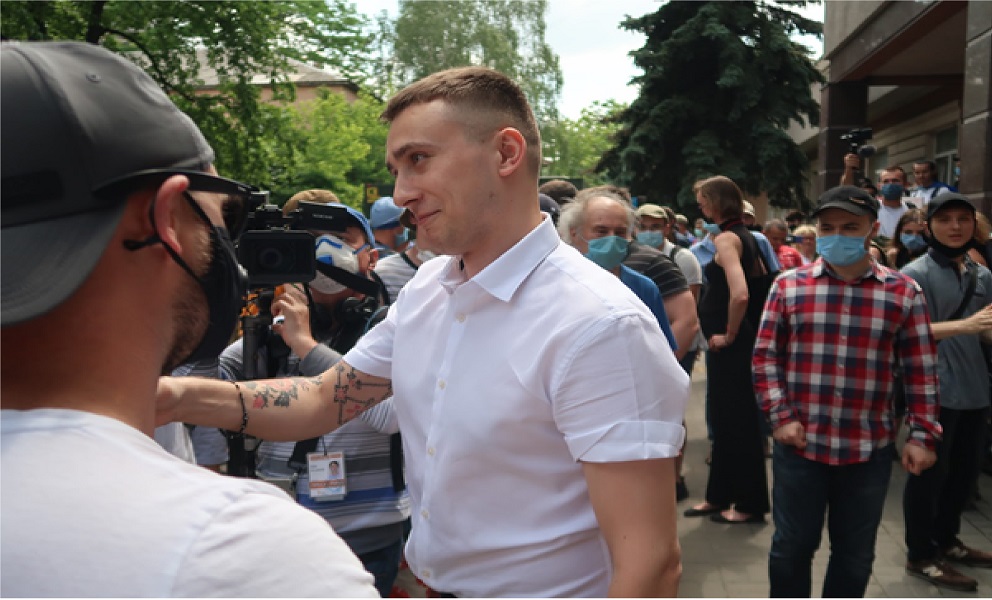 Сергей Стерненко в перерывах на суде выходит в народ