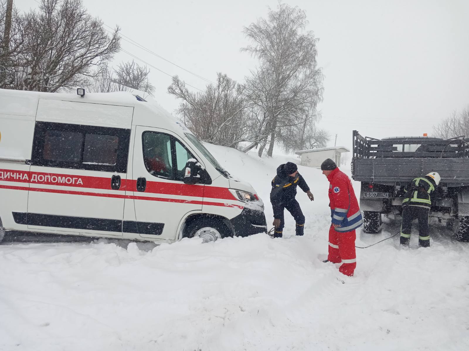 извлечение автомобиля скорой из снежного сугроба в Ровенской области