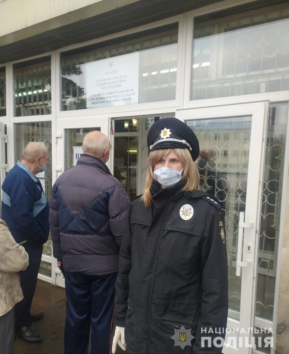 В Харьковской области три участка открылись с опозданием. Фото полиции