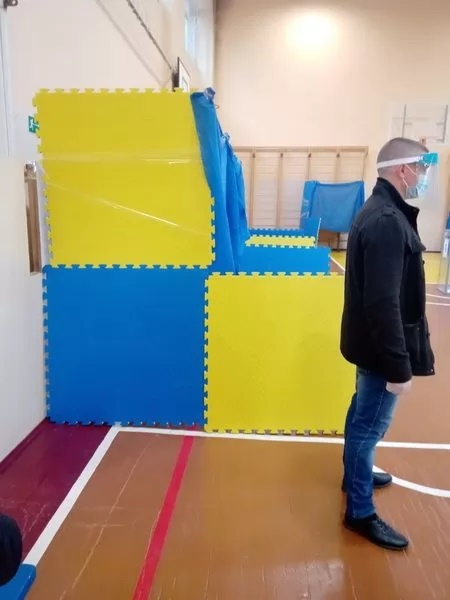 Житомир голосует без кабинок для голосования, фото Опоры