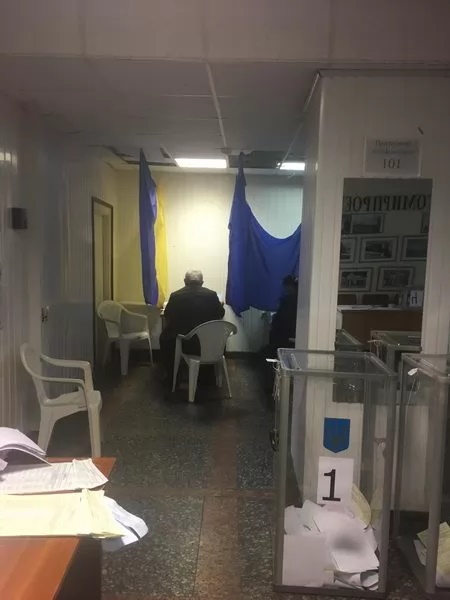 Житомир голосует без кабинок для голосования, фото Опоры