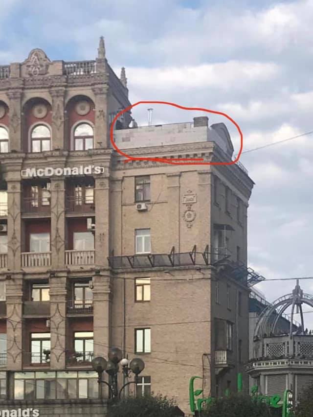 Дом на Майдане и курятник на его крыше