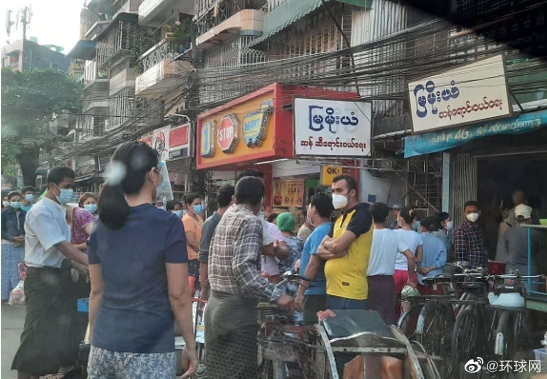 Очередь в банкомат в Мьянме