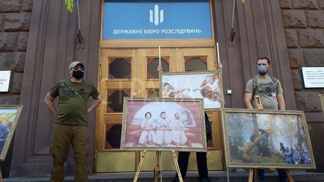 сторонники Порошенко расставили карикатуры у ГБР