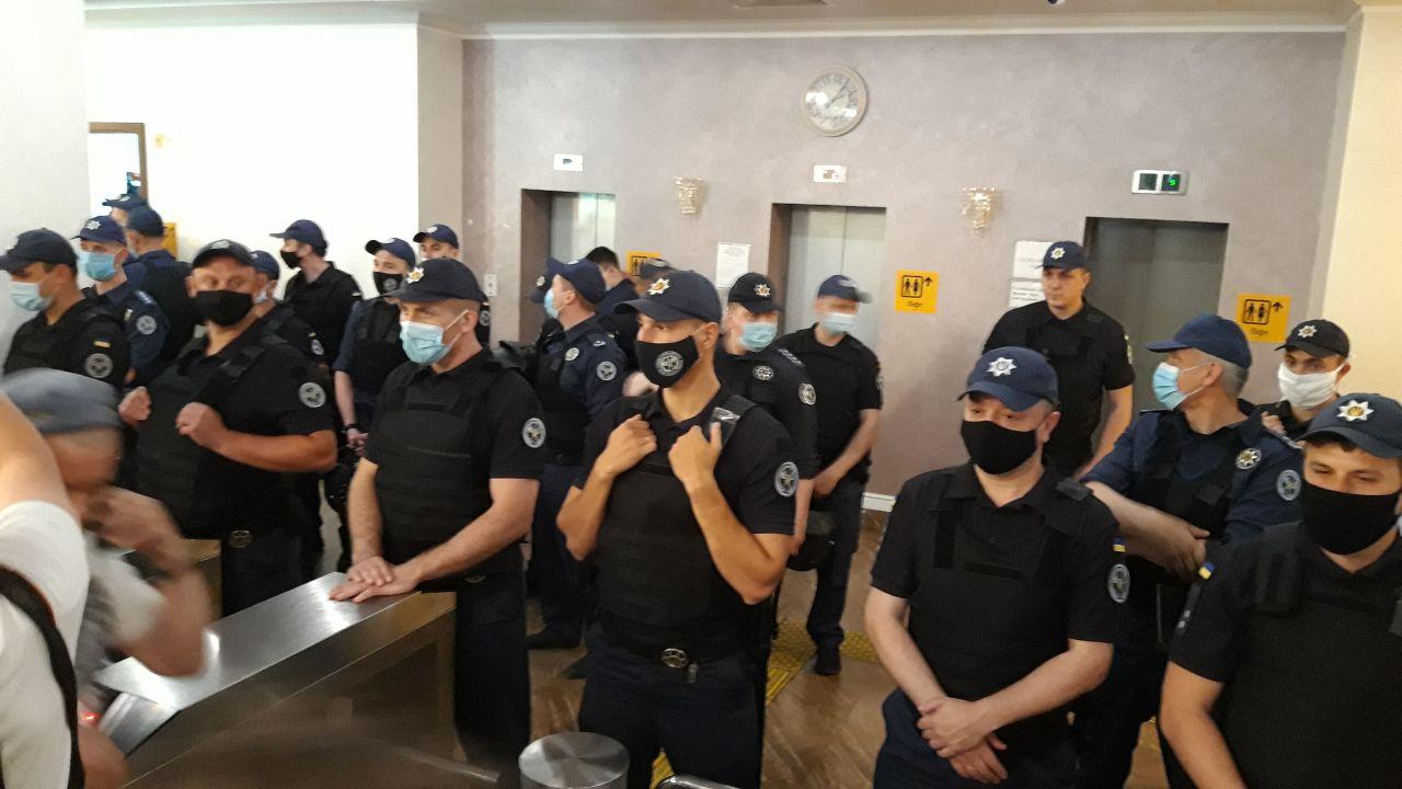 полиция в суде по Стерненко