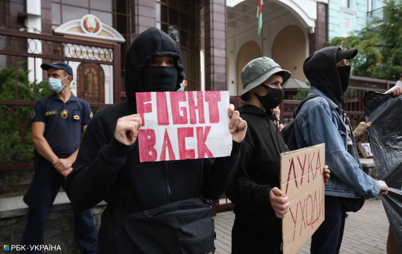 активисты  с плакатами под посольством Беларуси в Киеве