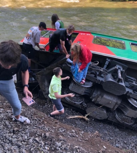 в Австрии вагон с детьми упал в реку
