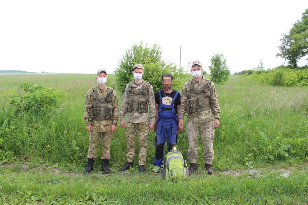 задержанный нарушитель и украинские пограничники