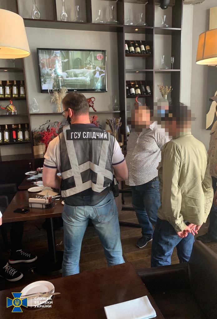 правоохранители и задержанный в зале ресторана