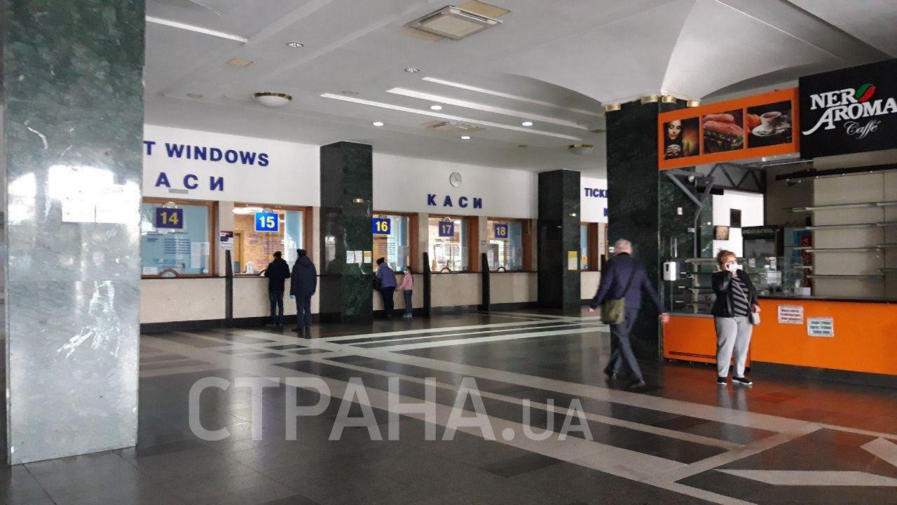 открытый зал Центрального вокзала в Киеве 