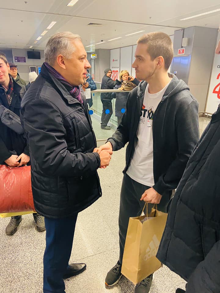 отец встречает в аэропорту Романа Золотарева