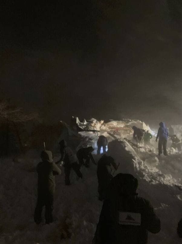спасатели на месте схода снежной лавины