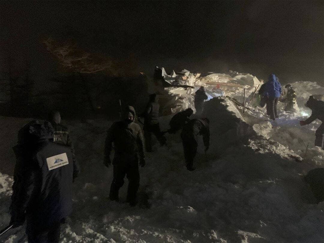 спасатели на месте схода снежной лавины