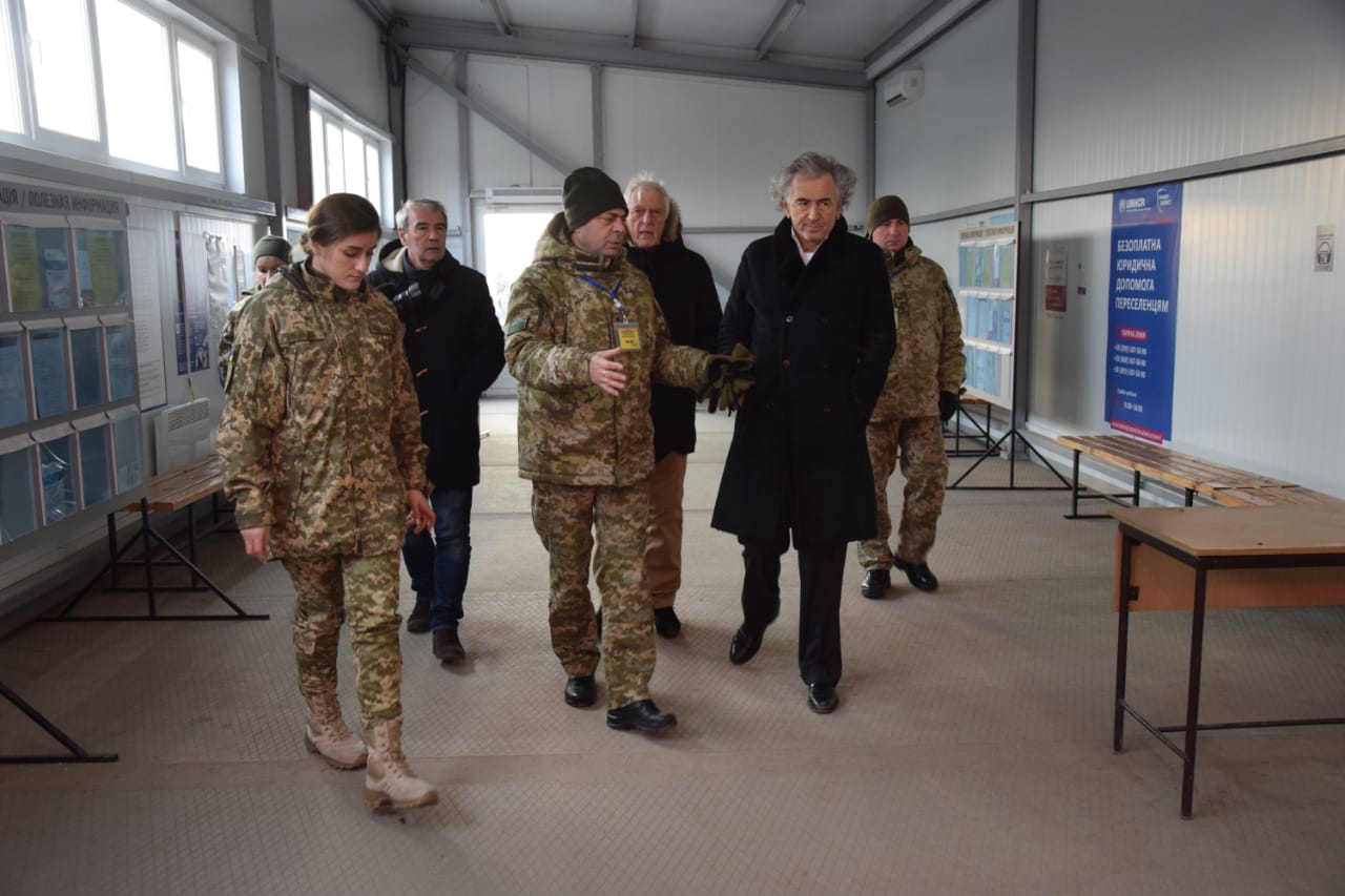 Леви встречают на контрольном пункте на Донбассе