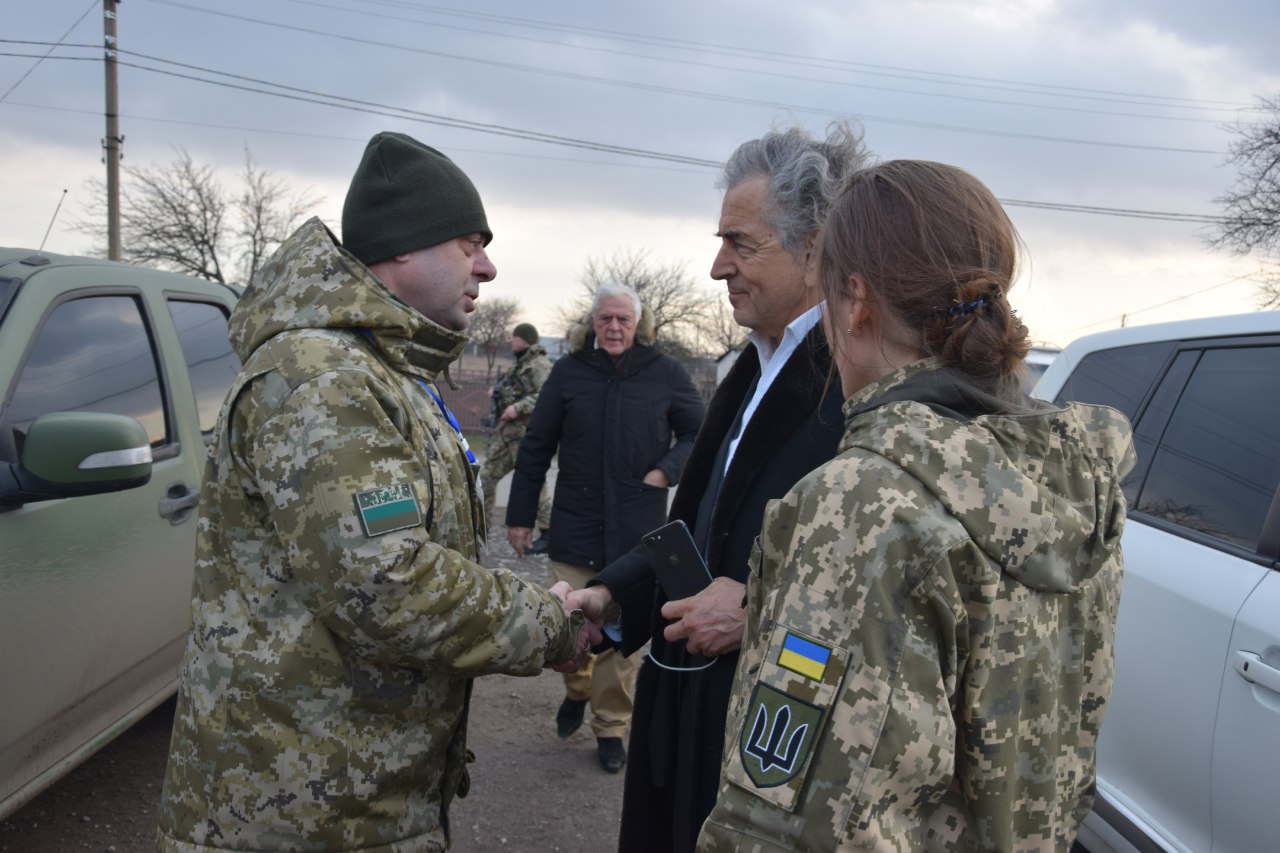 Украинские военные приветствуют Леви