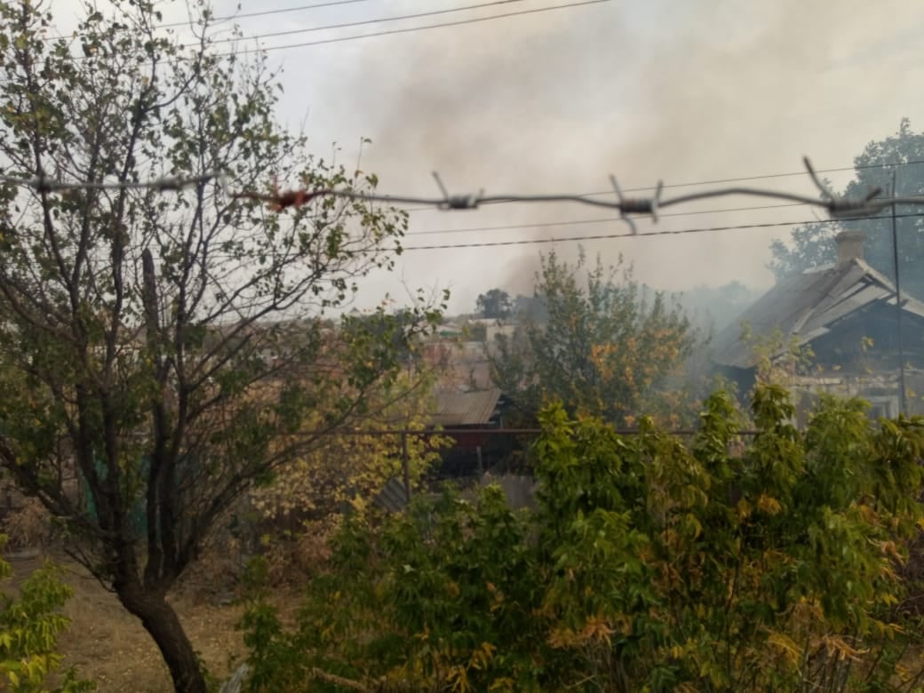 горит дом в Станице Луганской