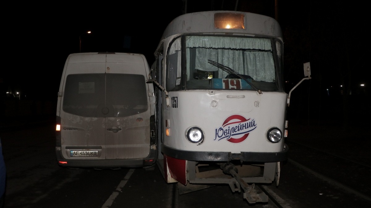 микроавтобус сбил людей и столкнулся с трамваем