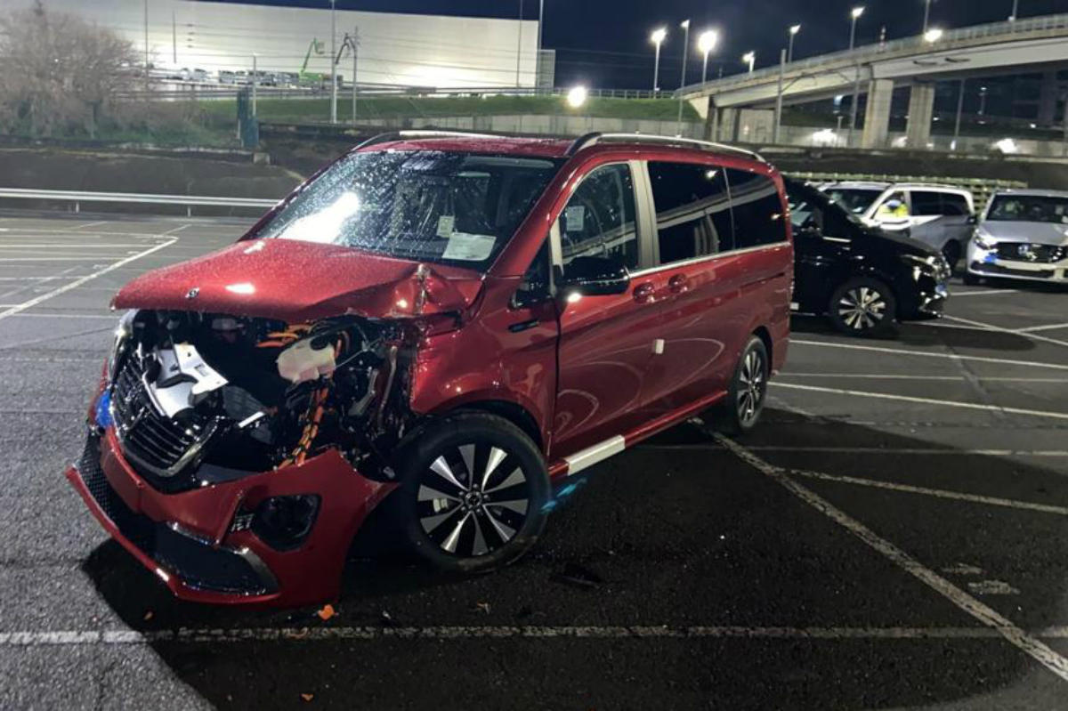 Уволенный сотрудник Mercedes-Benz разбил десятки авто