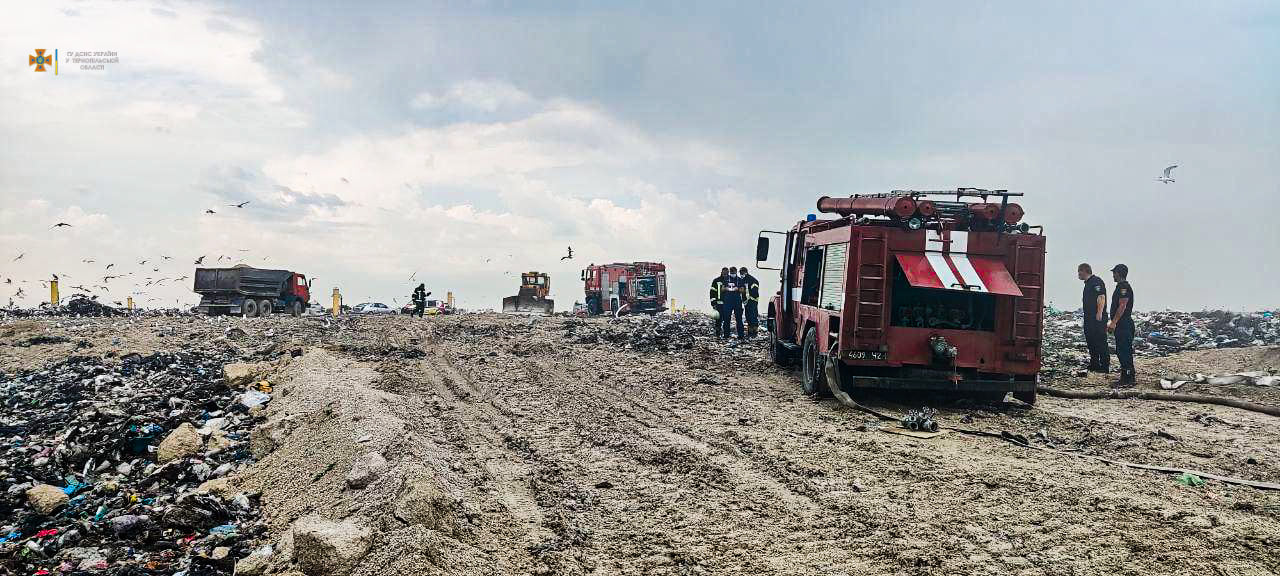 спасатели вторые сутки тушат мусорный полигон под Тернополем