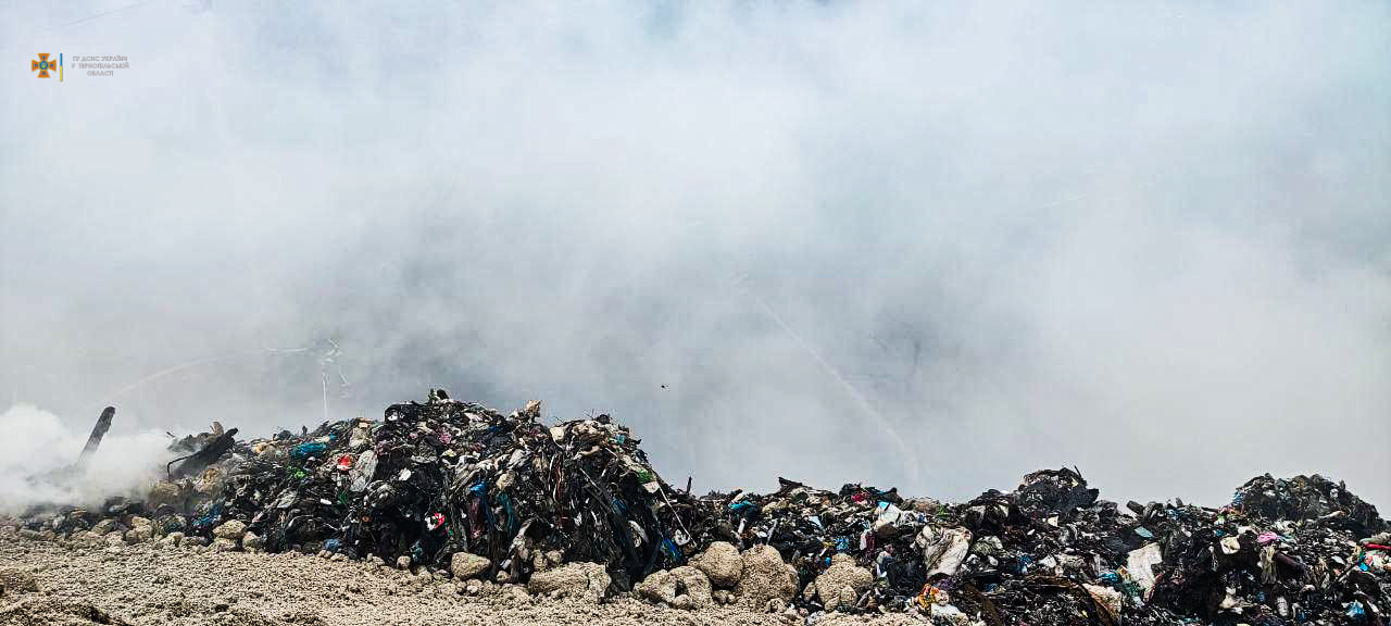 спасатели вторые сутки тушат мусорный полигон под Тернополем