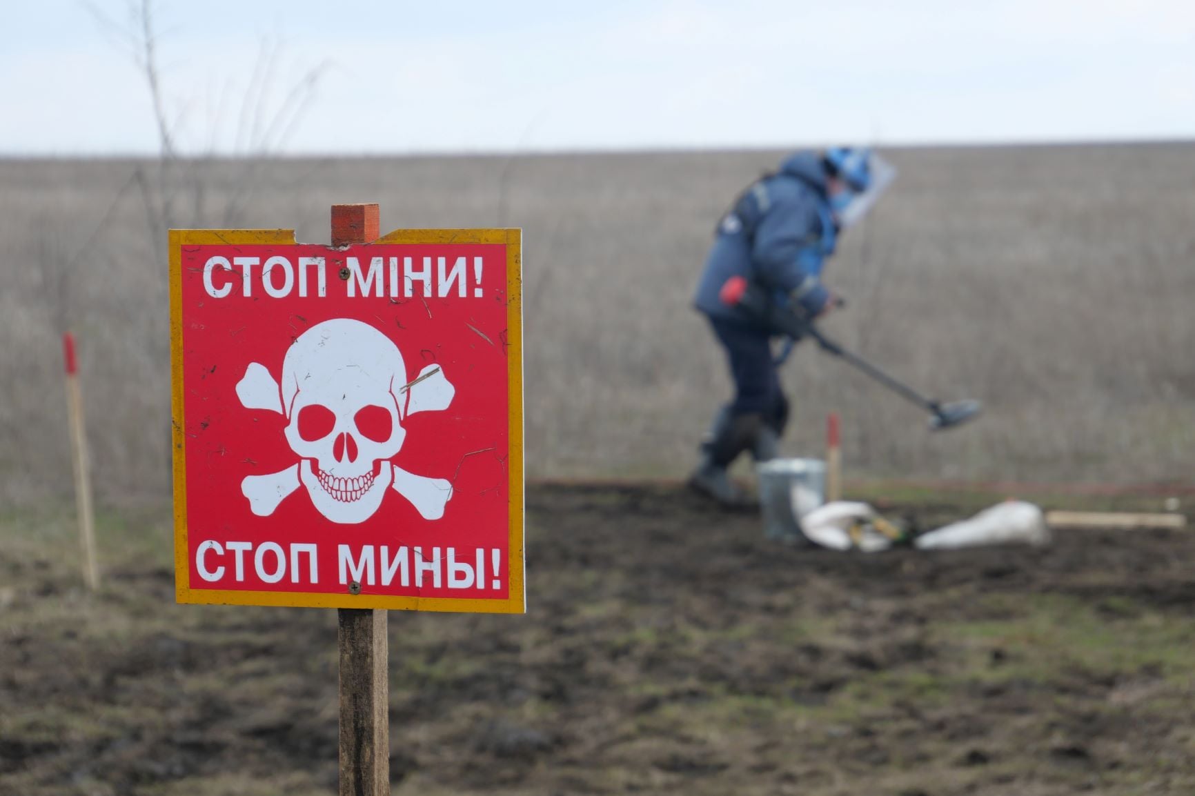 пиротехники ГСЧС попали под обстрел при разминировании территории на Донбассе