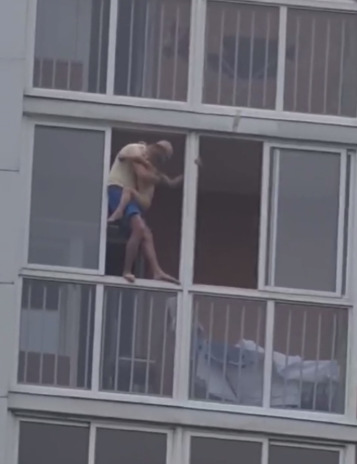 в Иркутске отец с ребенком на руках грозил прыгнуть с 13 этажа