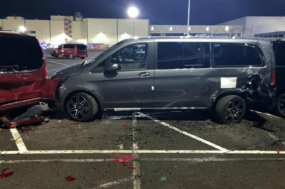 Уволенный сотрудник Mercedes-Benz разбил десятки авто