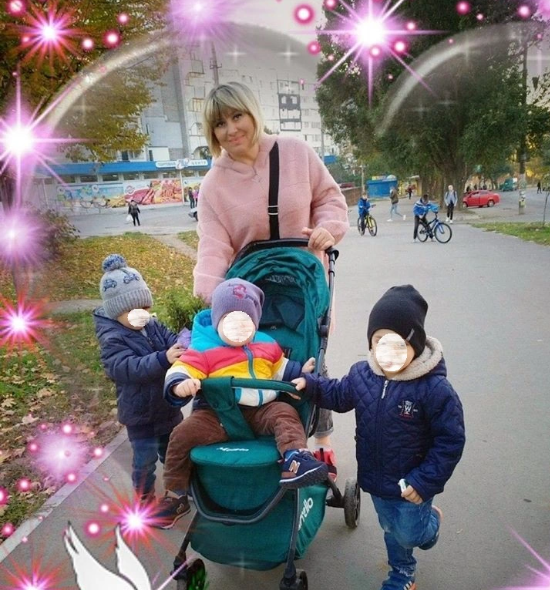 Суханова и подопечные дети на прогулке