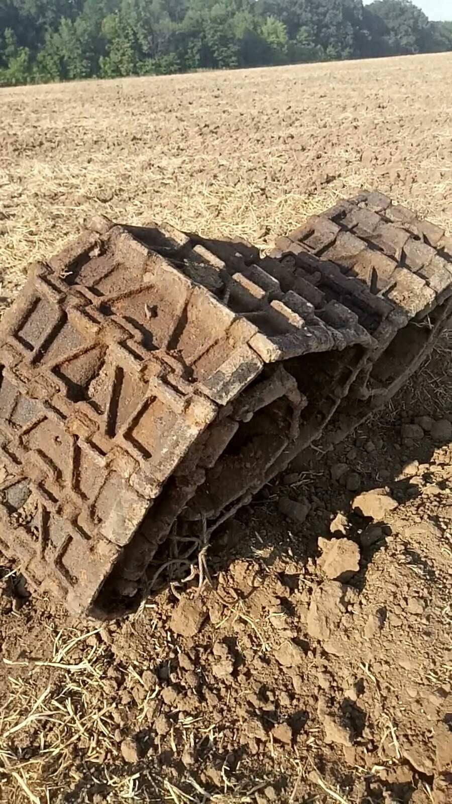 под Харьковом черный археолог выкопал гусеницу танка Т-34