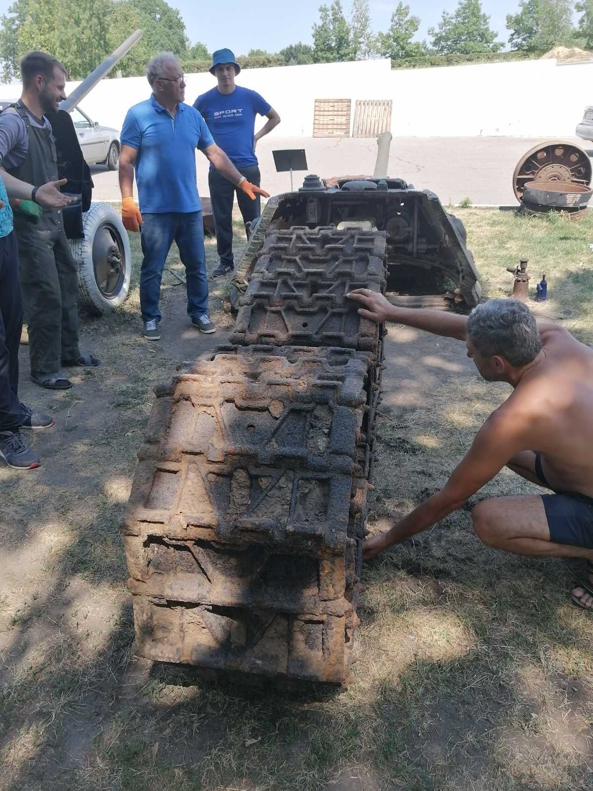 под Харьковом черный археолог выкопал гусеницу танка Т-34