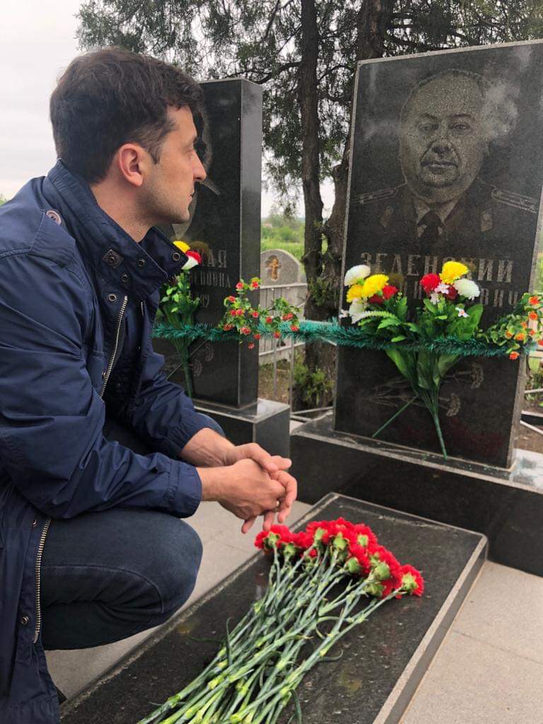фото Зеленского на могиле деда-фронтовика