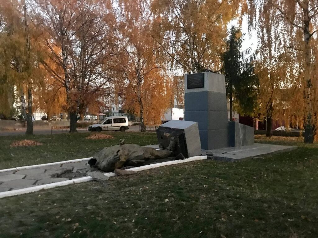 неизвестный сбросили с постамента памятник Чапаеву в Лубнах