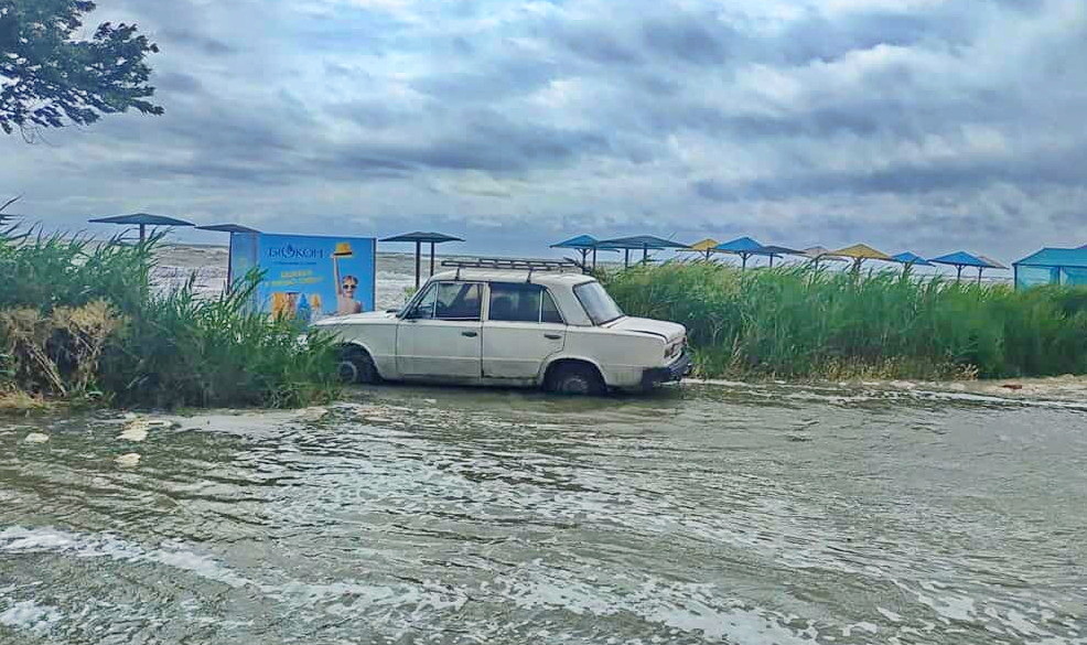 шторм затопил пляжи в Бердянске