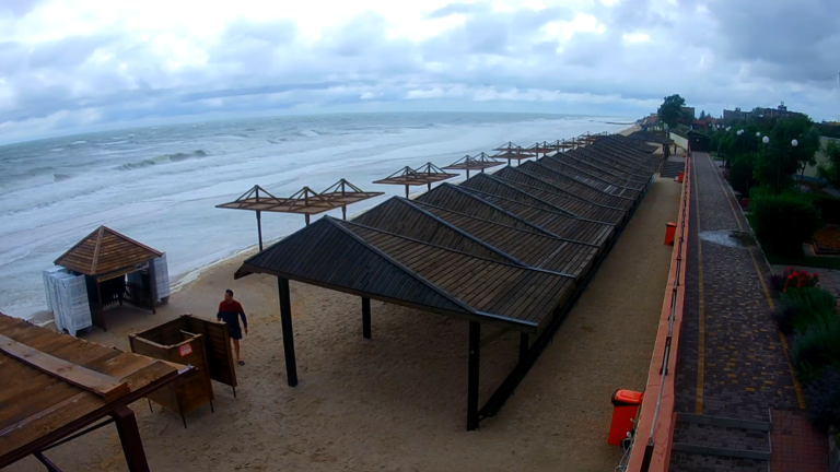 шторм затопил пляжи в Кирилловке