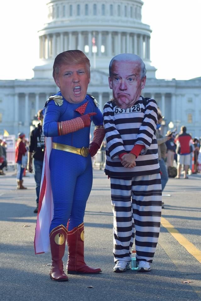 марш за Трампа - в костюмах