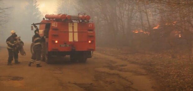 Спасатели тушат пожары в Чернобыле