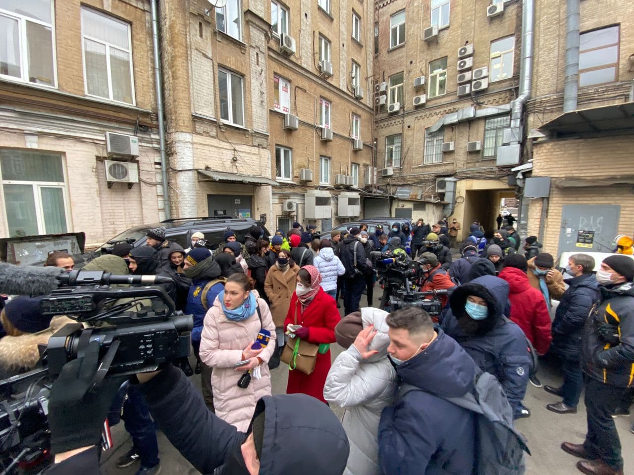 под зданием суда Татарова ждали журналисты и активисты