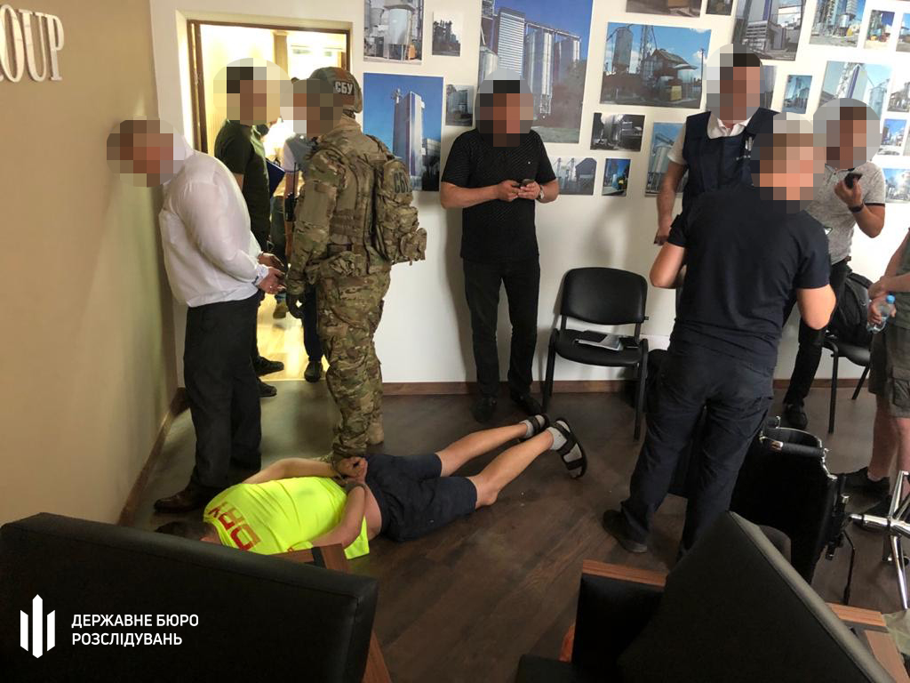 В Виннице задержали группу лиц за вымогательство 1,1 млн грн. Фото: ГБР