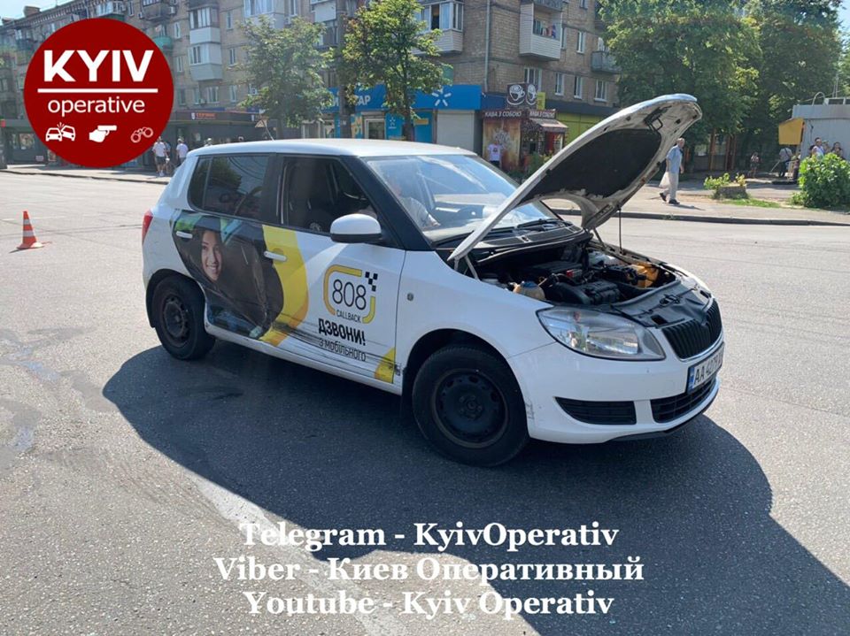 Пьяный мойщик авто устроил ДТП на машине клиента. Фото: Киев оперативный в Facebook