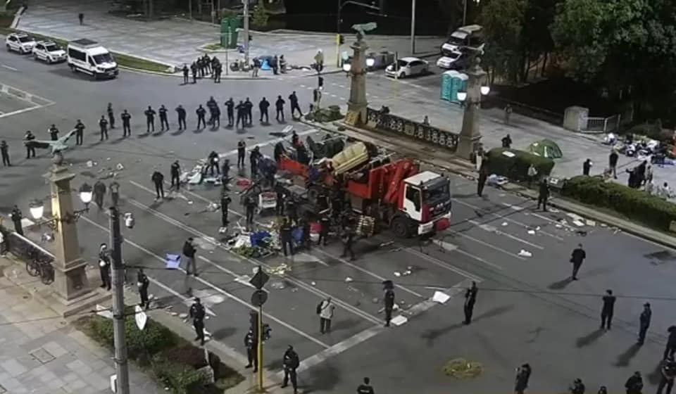 В Болгарии разогнали протестующих. Скриншот: Facebook/ Балканский обозреватель