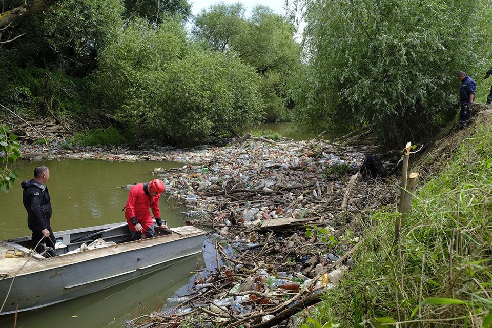 В реках Закарпатье - мусорные заторы. Скриншот Фейсбука Галины Плачинда