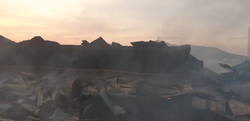 Пожар на лыжной фабрике в Мукачево. Фото: ГСЧС