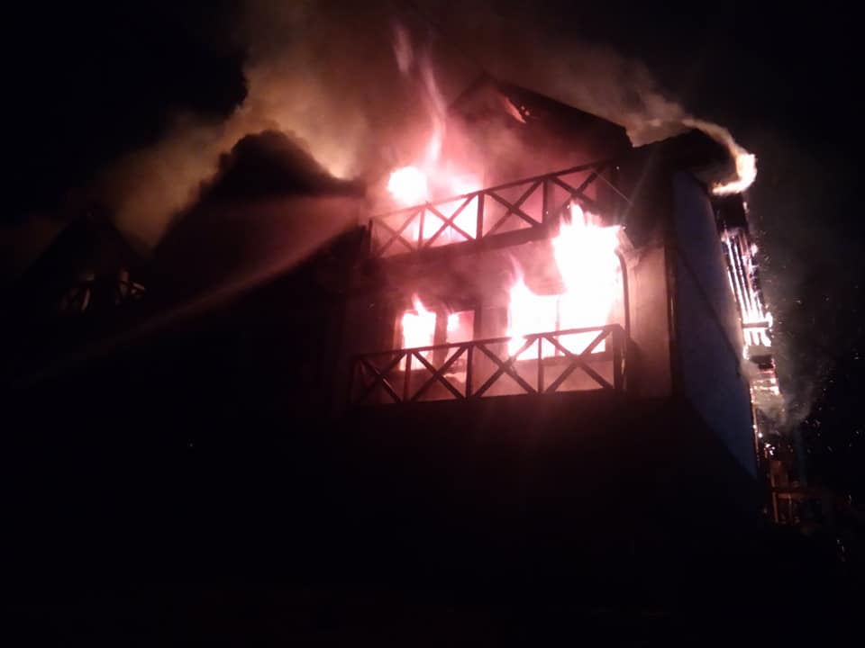В Карпатах горели коттеджи. Фото: Facebook ГСЧС
