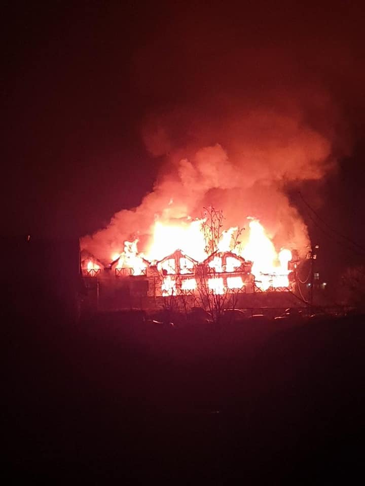 В Карпатах горели коттеджи. Фото: Facebook ГСЧС